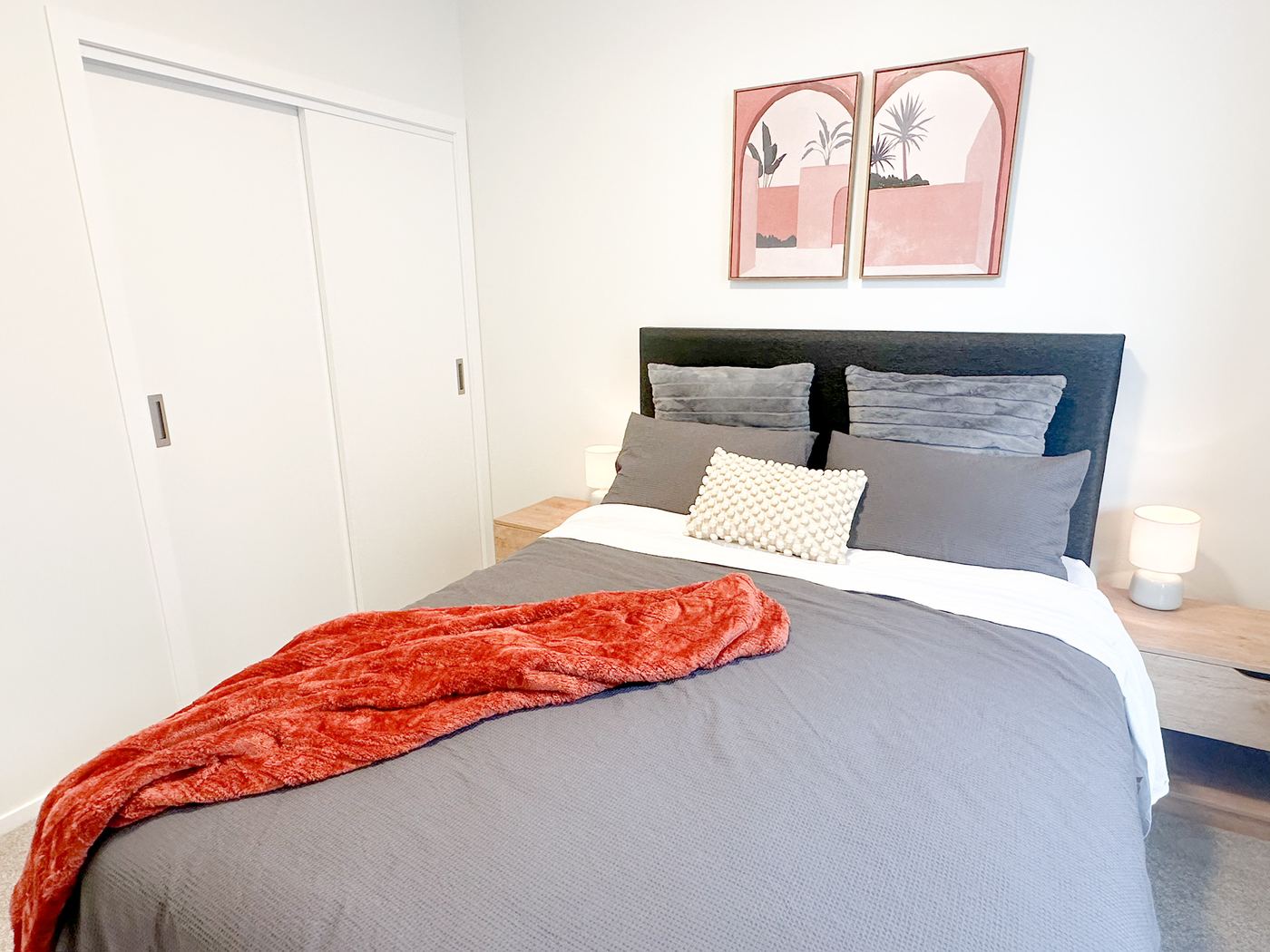 Bedroom with queen bed and bedside lamps